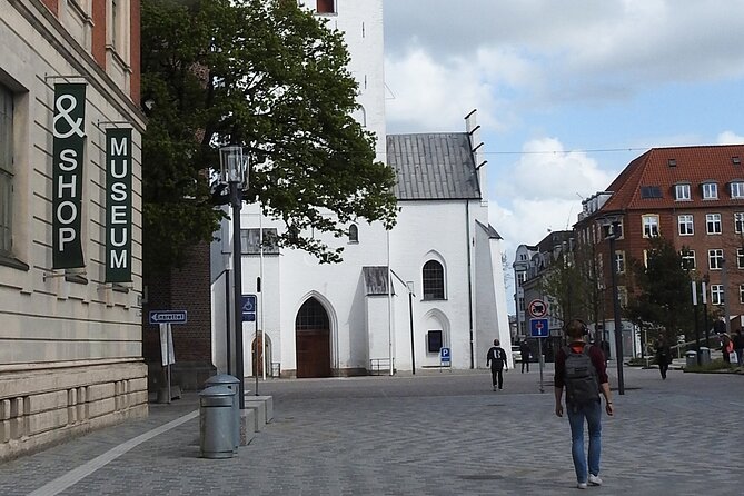 Aalborg Historical Treasures: A Walking Tour - Kunsten brings modern design into the route