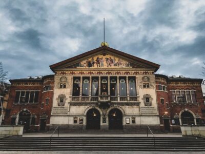 Insta-Perfect Walk with a Local