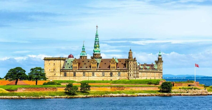 Castles of Kronborg and Frederiksborg from Copenhagen by Car - Who should book this castle tour?