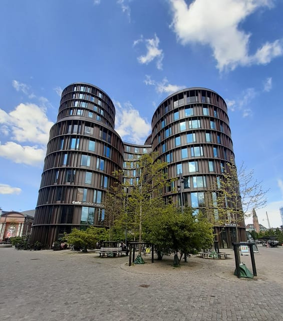 Copenhagen: 2,5-Hour 'Must See' Bike Tour with a Local Guide - Amalienborg and the royal guard connection