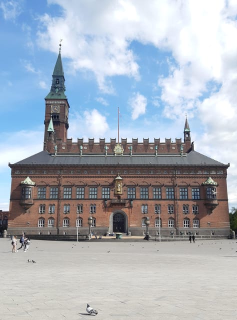 Copenhagen: 2,5-Hour 'Must See' Bike Tour with a Local Guide - Rosenborg Castle closes the historical loop