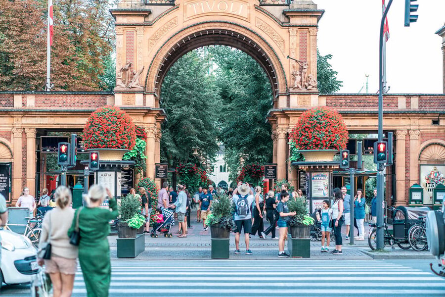 Copenhagen: 2-hour Old Town Private Walking Tour - Vor Frue Kirke and a royal wedding connection