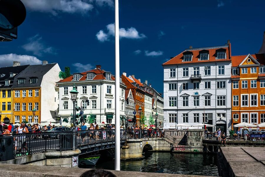 Copenhagen: 3-hour Private Guided Bike Tour - Amalienborg Palace and the waterside route