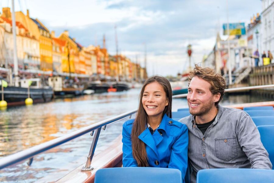 Copenhagen: Canal Boat Cruise & Old Town/Nyhavn Walking Tour - Starting Opposite City Hall