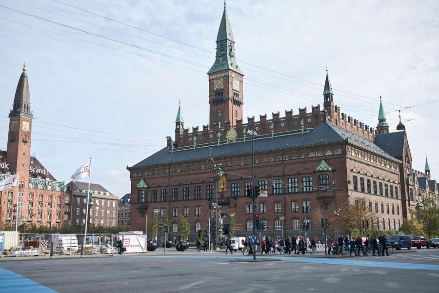 Copenhagen: Canal Boat Cruise & Old Town/Nyhavn Walking Tour - The Four-Hour Route Adds Royal Copenhagen