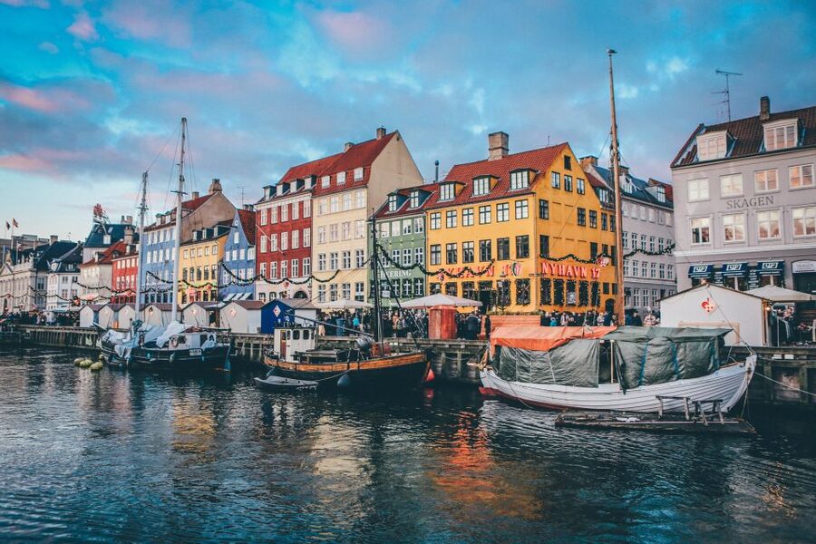Copenhagen: Express Walk with a Local in 60 minutes - From old Copenhagen to Nyhavn