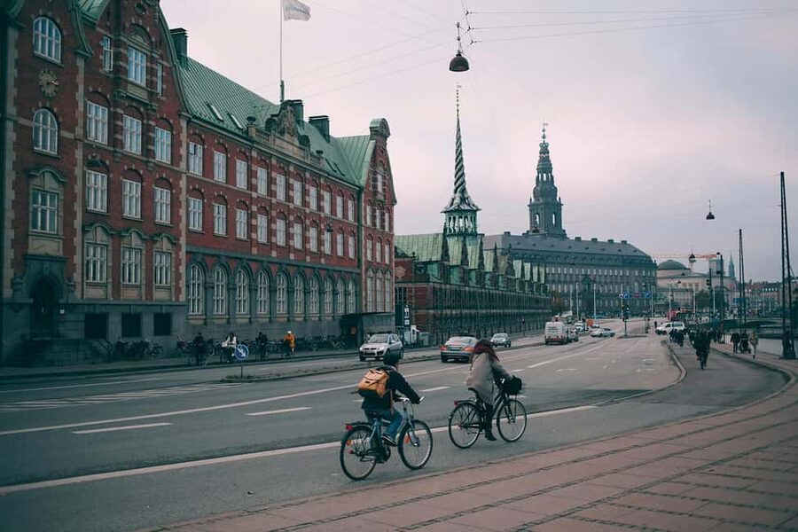 Copenhagen: Guided Bike Tour in French - City Hall and the first look at Copenhagen’s public life