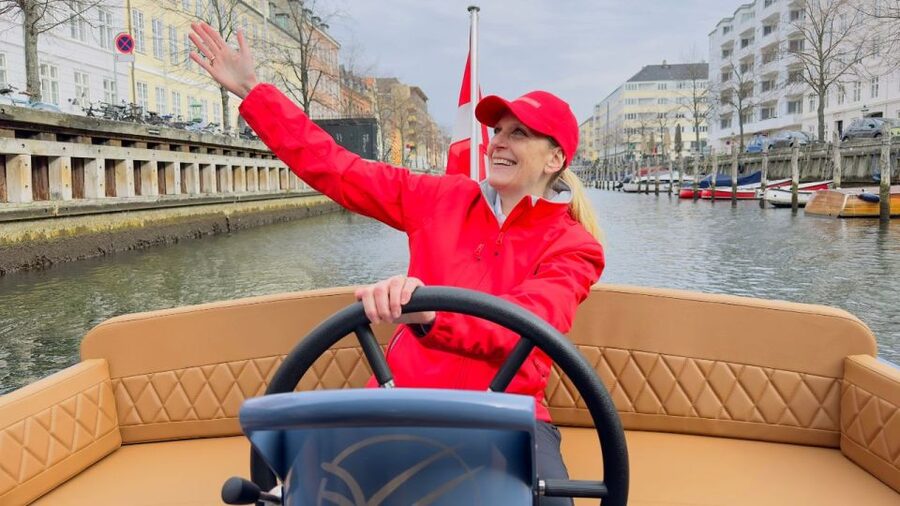 Copenhagen: Guided Canal Tour by Electric Boat - Meeting beside Christiansborg Palace