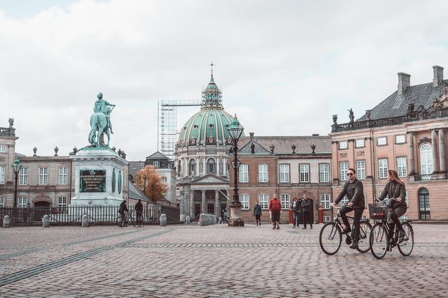 Copenhagen: Guided Walking Tour in French - King’s New Square and the Harbor at Nyhavn