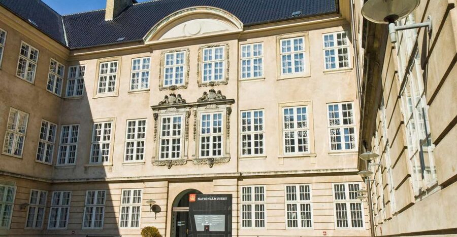 Copenhagen: Old Town and Nyhavn Private Family Tour - Meeting Andersen at City Hall Square
