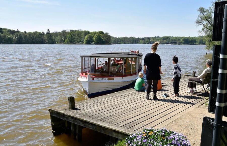 Lyngby & Bagsværd Lake: Baadfarten Boat Ride - Sophienholm for art and summer events